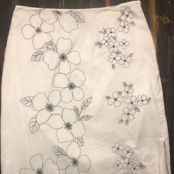 ANN TAYLOR White Pencil Skirt w/Beautifully Detailed Black Floral Embroidery SZ6 - Picture 2 of 5